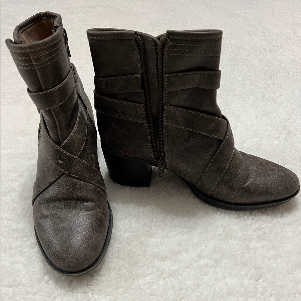 Brown/soft grey booties.